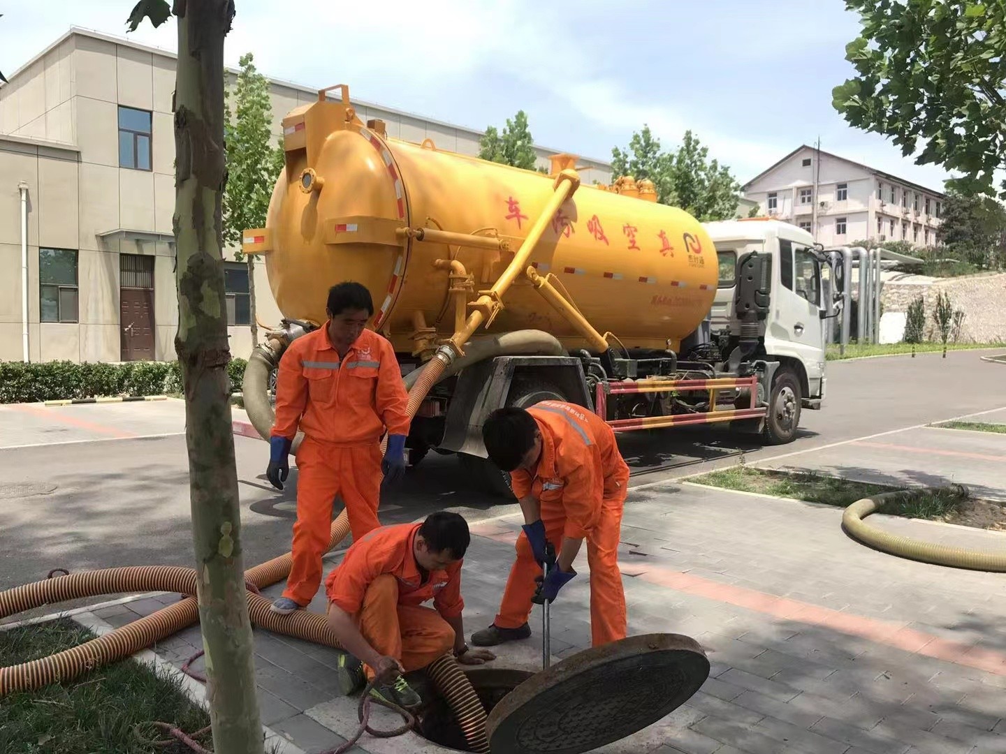 高开管道疏通车停在窨井附近