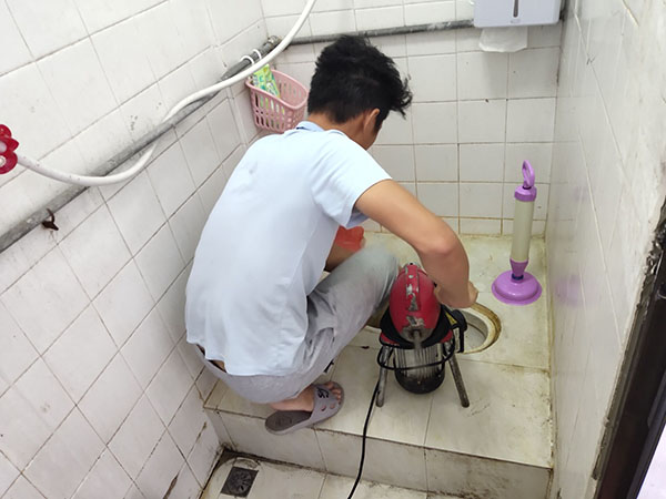 高开管道堵塞冒臭气 专业师傅现场解决问题