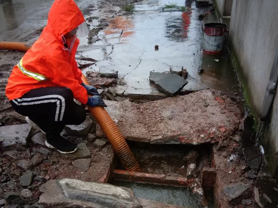 高开专业清理污水池 炜誉市政以规范流程守护城市 “肠道”