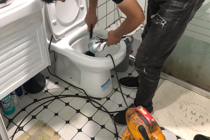 高开马桶堵塞自己疏通还是找师傅？专业上门服务让你省时更省心